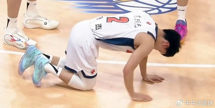 记者：徐杰是习惯性崴脚，情况不是很严重 但肯定得好好休息了|广东男篮|上海男篮|比赛|窗口期|国家队_新浪体育_新浪新闻